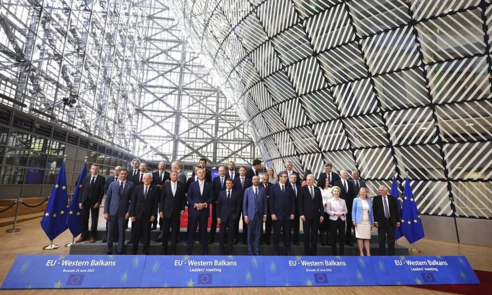ΕΕ: Εννέα χώρες, μαζί με την Ουκρανία και την Μολδαβία στον προθάλαμο του μπλοκ των «27»